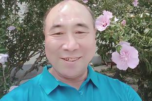 Trung tướng Nguyễn Xuân Mười tặng hoa cho đại diện các đội thi.